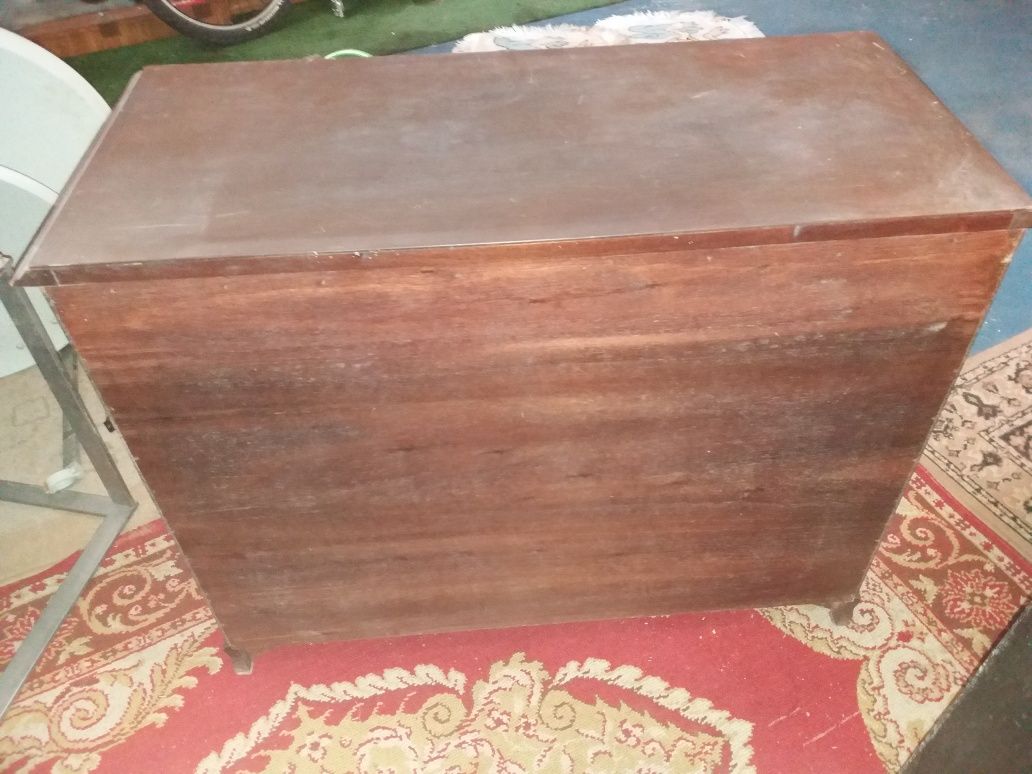 Cômoda em madeira com 4 gavetas