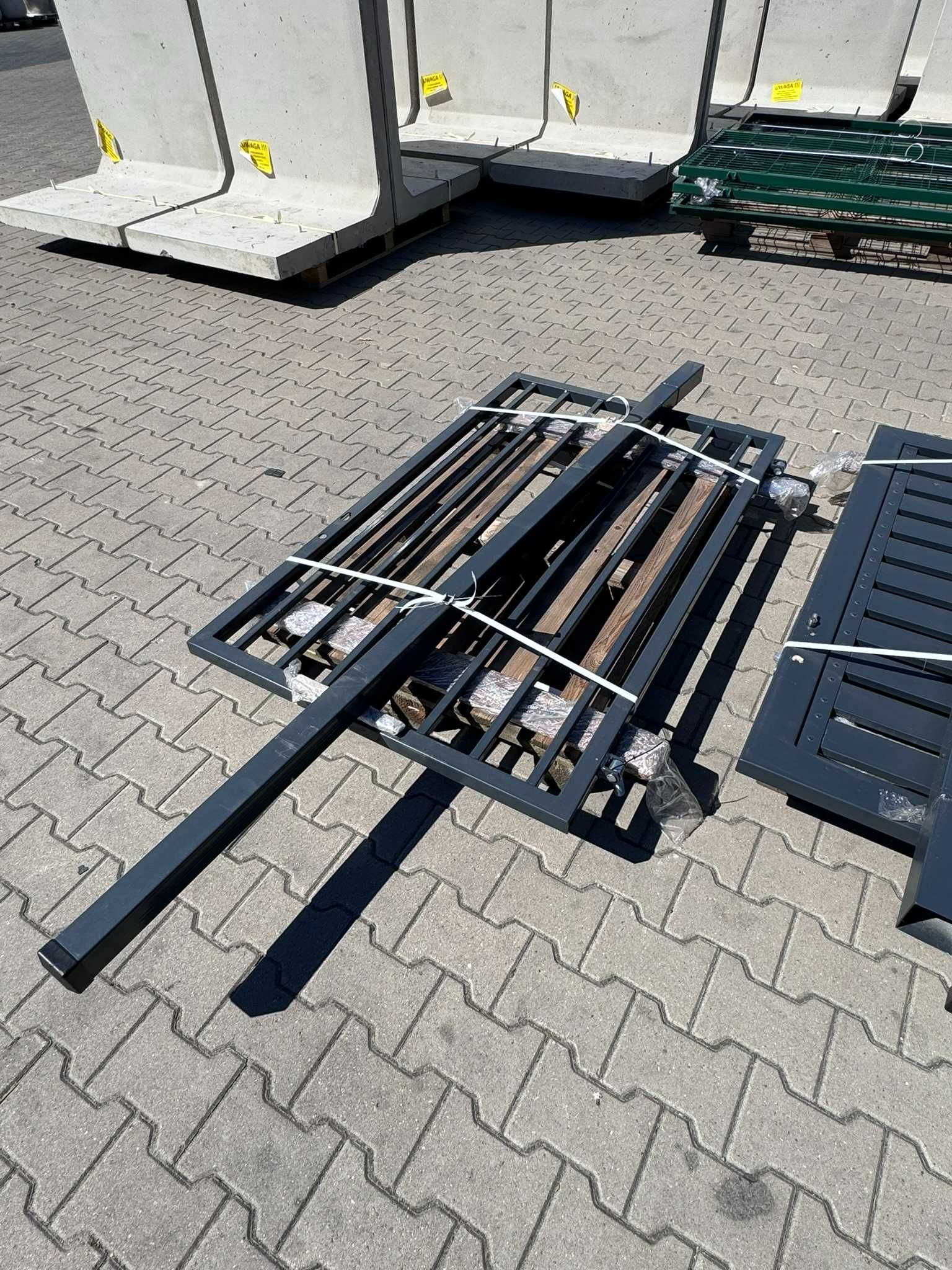 Furtka wyp. profilem pionowym 20x20 1500x1000 grafit RAL7016 - OUTLET