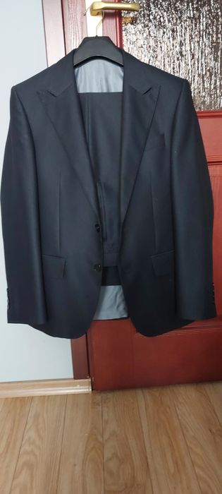 Sprzedam garnitur bardzo mało używany.