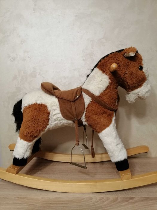 Koń na biegunach – stabilny, miękki, z ochroną podłogi