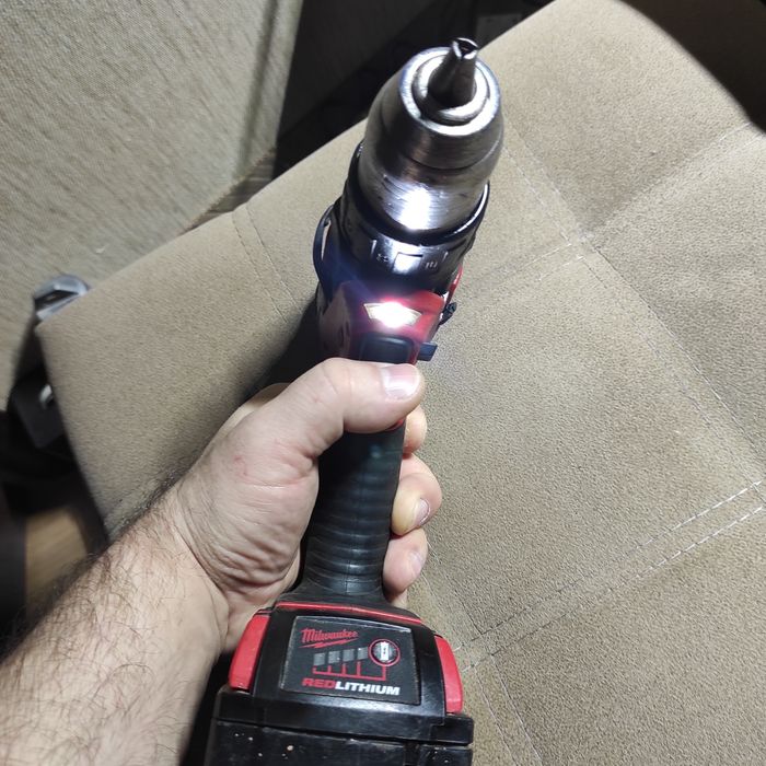 Milwaukee 2702 ударна дрель