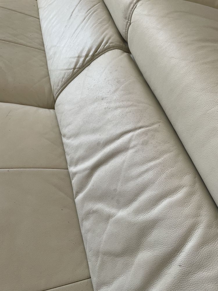 Sofá cabedal branco chaise-long