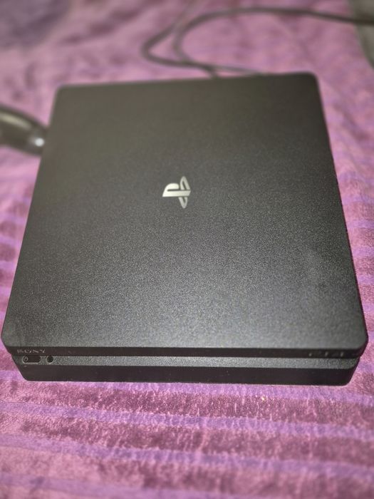 Продам PS 4, на 1 Тбайт