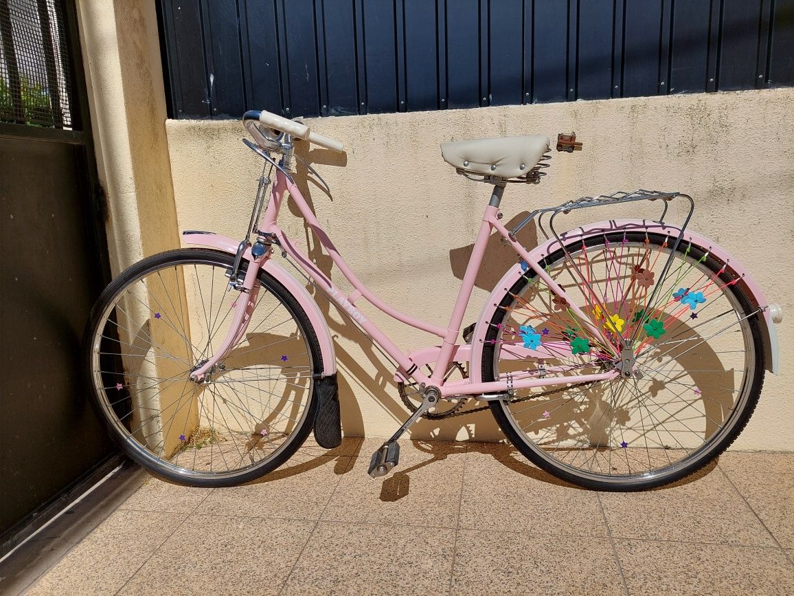Bicicleta antiga pasteleira