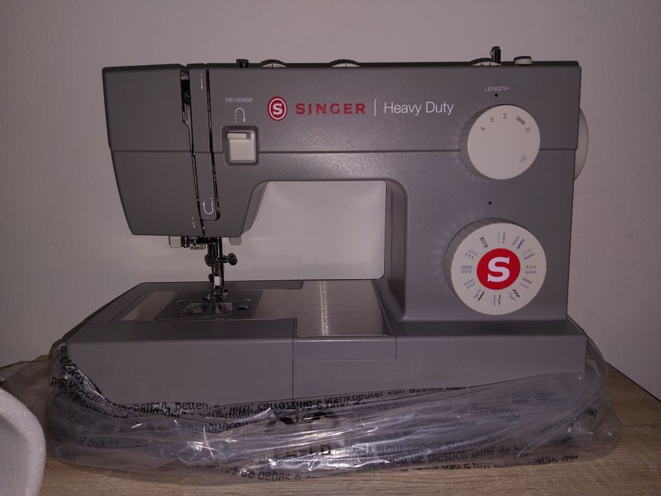 Máquina de Costura Profissional SINGER HD4423  Embalada, com nota fis