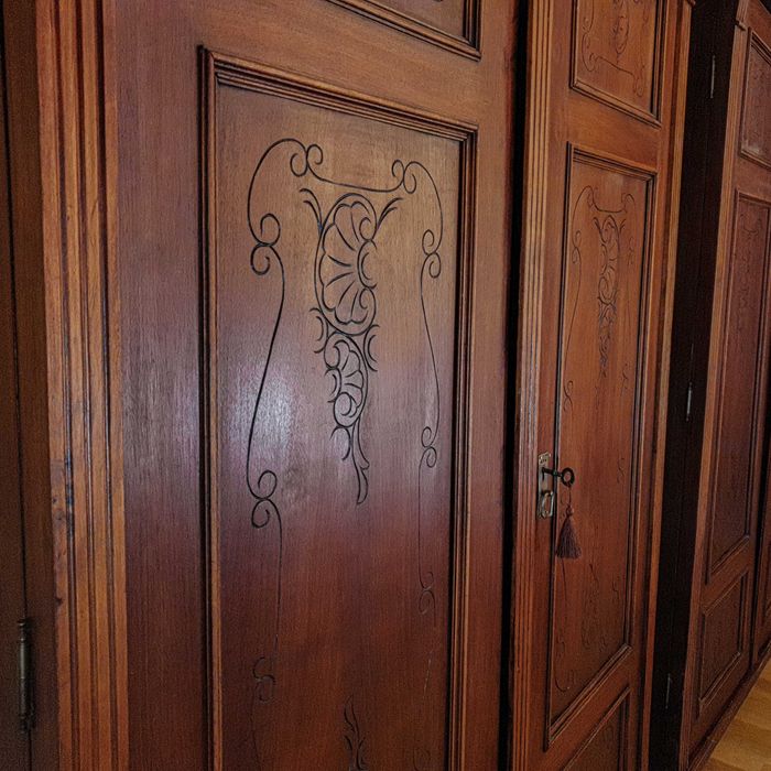 Dwie rustykalne szafy z lat 20. XX wieku - mahoń rzeźbione ornamenty