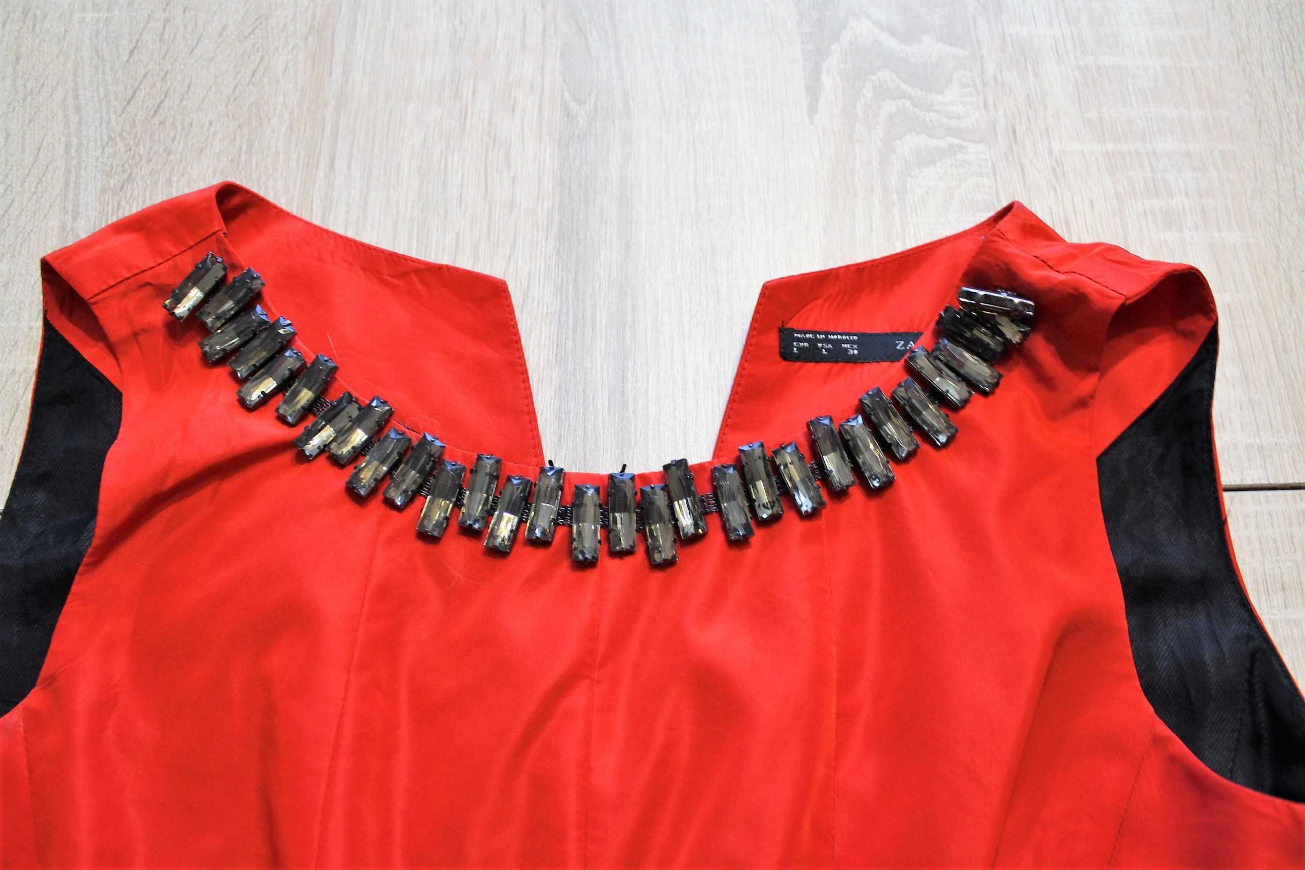Czerwona sukienka z naszyjnikiem ZARA