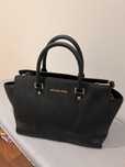 Mala Michael Kors com alça tira colo