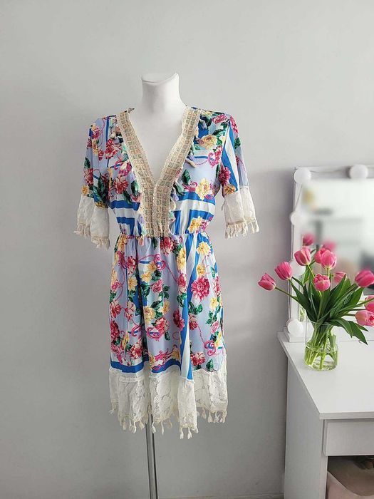 Kolorowa wakacyjna sukienka kwiaty koronka frędzle boho hippie S M L