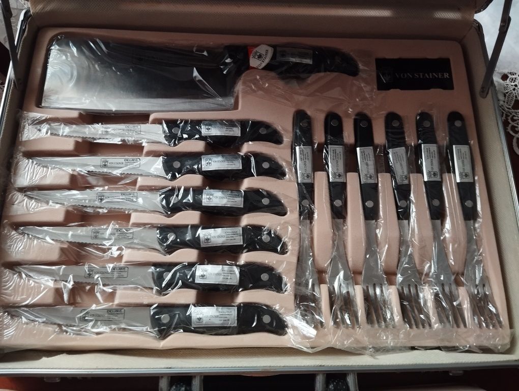 Набір ножів, вилки в чемодані