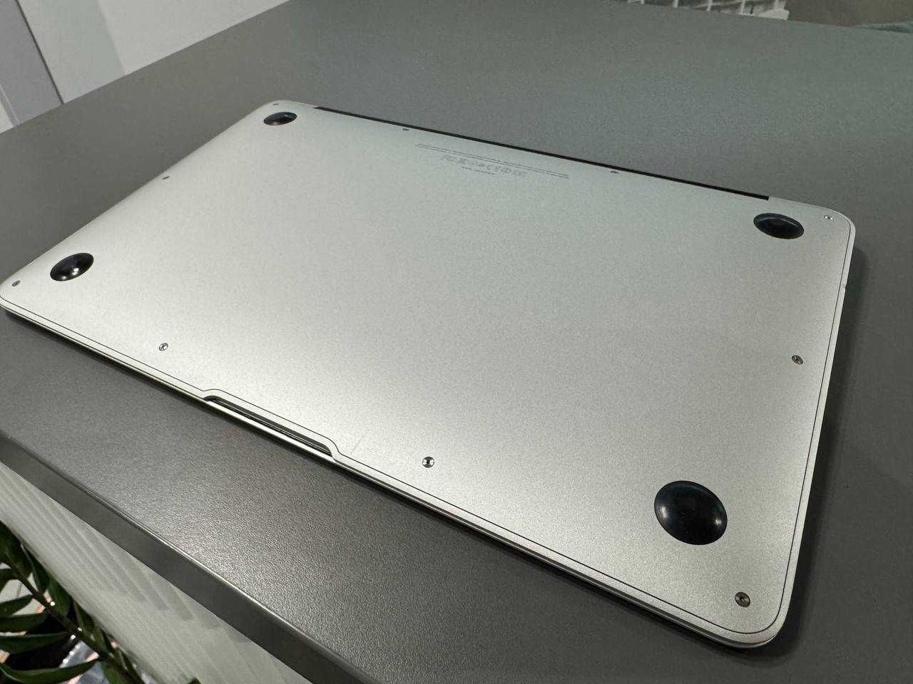 ноутбук Apple MacBook Air 11" (Mid 2011)