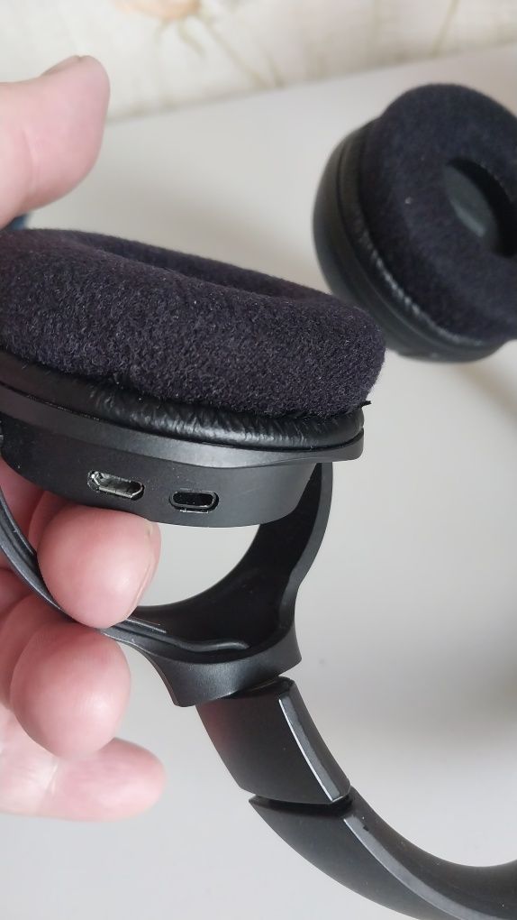 Продам беспроводные наушники JBL