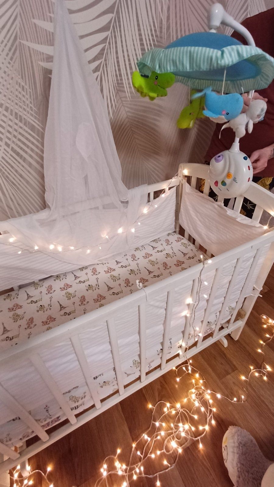 Детская кроватка с маятником