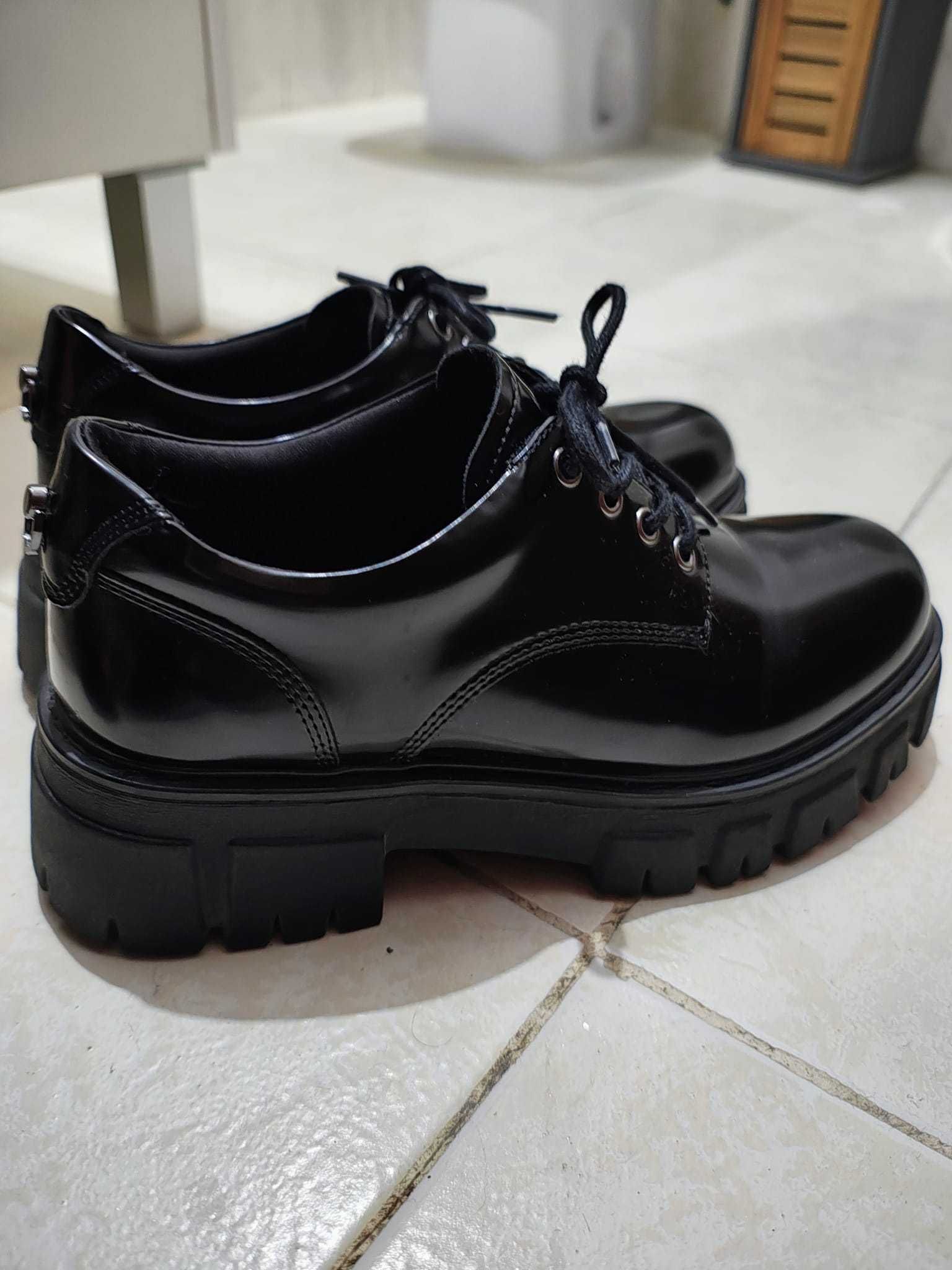 Sapatos pretos verniz estilo "Oxford"