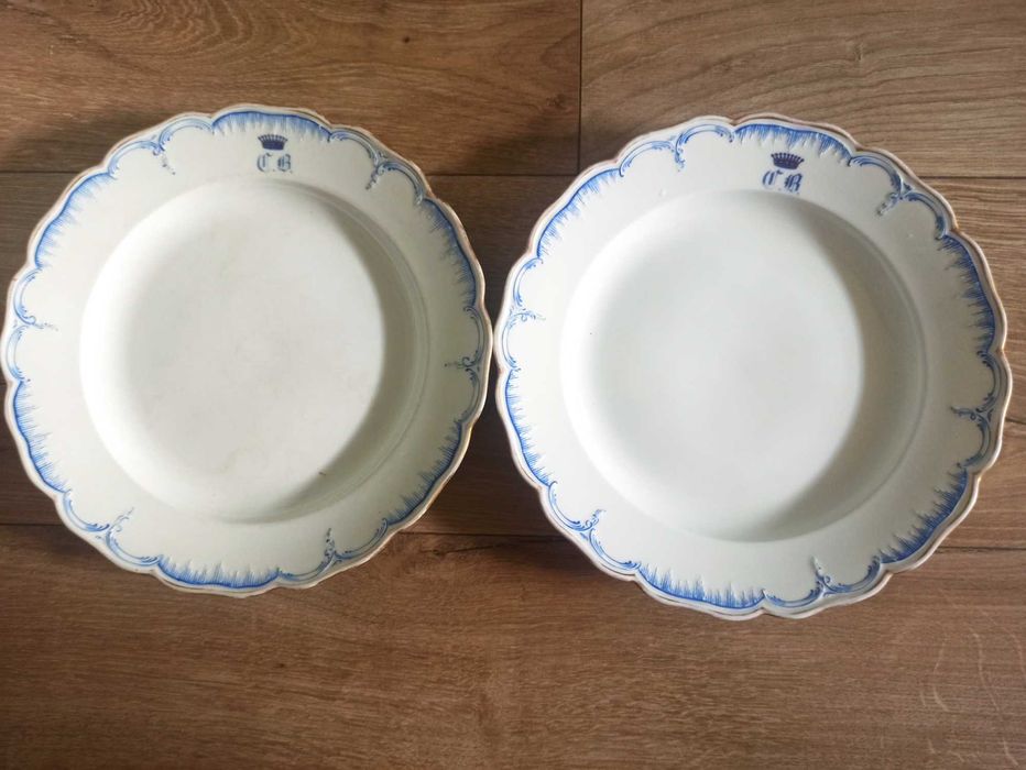 Dwa talerze z falistym brzegiem i niebieskim zdobieniem, porcelana