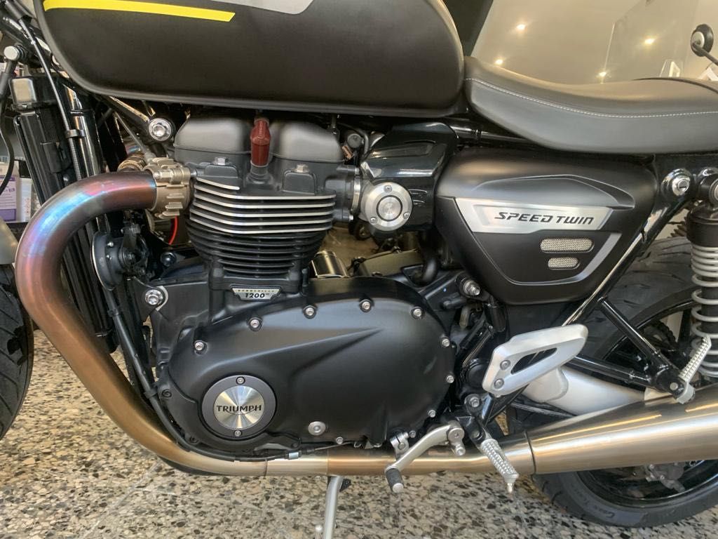 Triumph Speed Twin 1200 de 2022 com 7707 Kms Óptimo estado com Extras