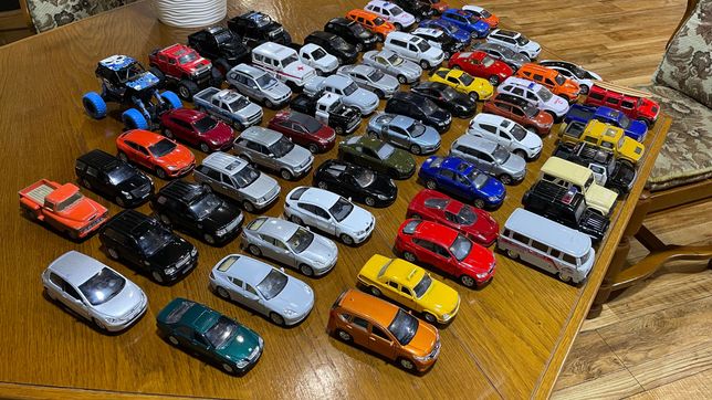 Металеві колекційні авто іграшки машинки для дітей або колекії
