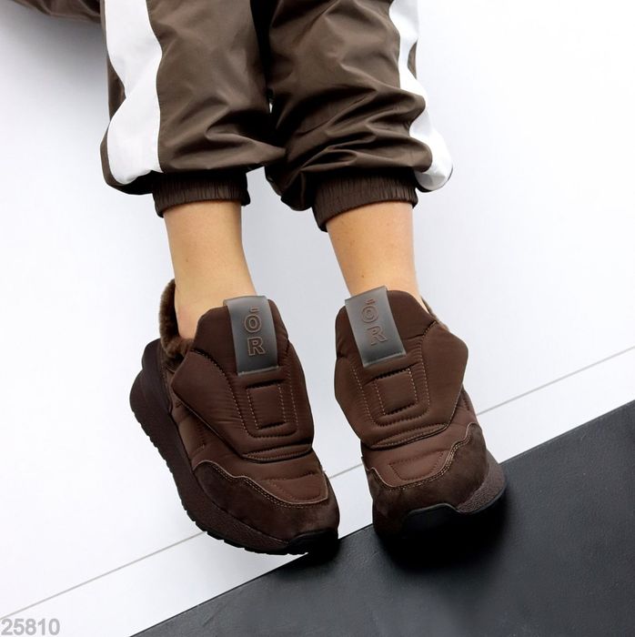 Жіночі шкіряні зимові Кросівки дутики в кольорах