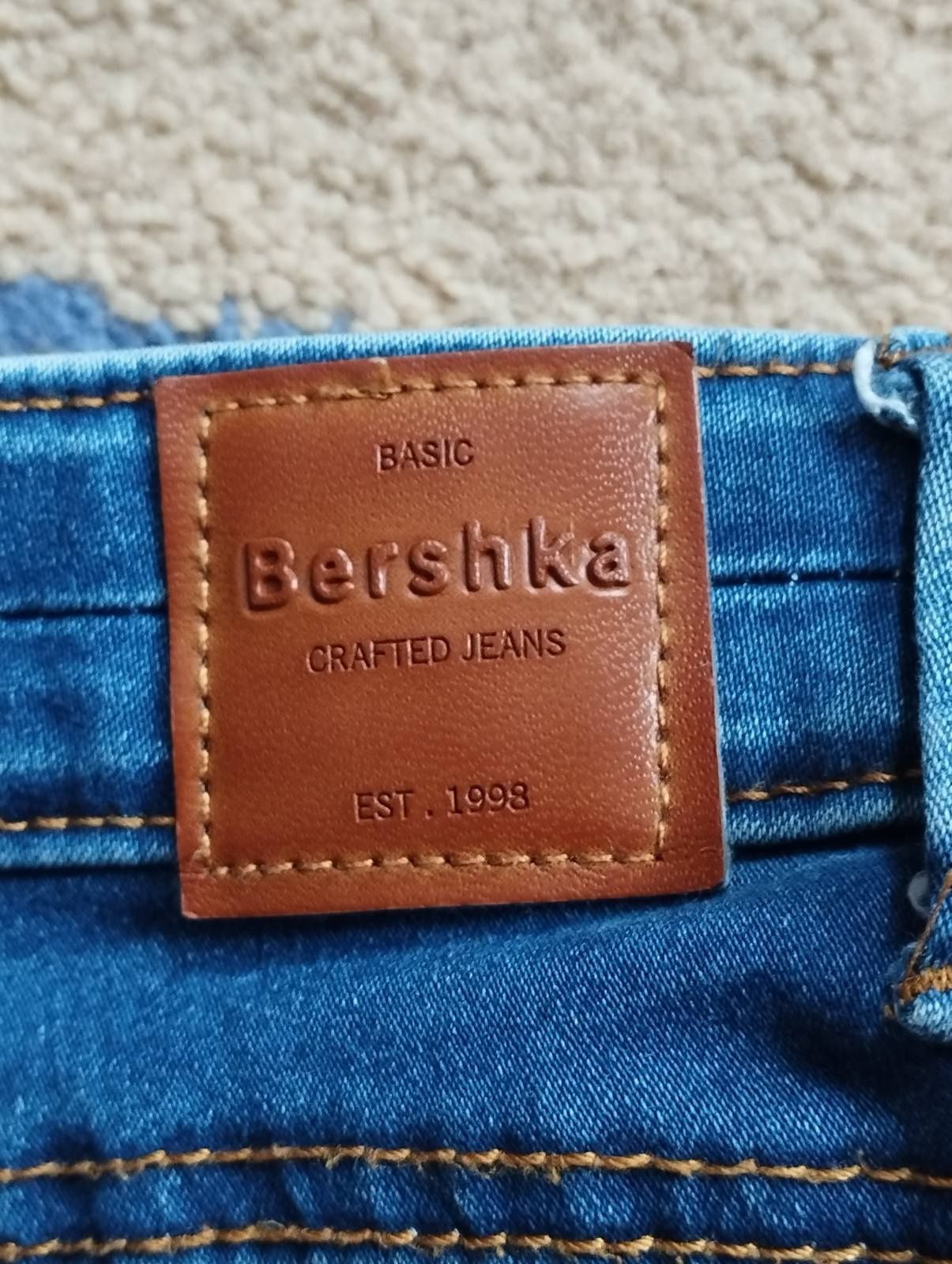 Продам джинсы женские Bershka