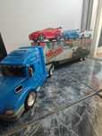 Brinquedo da transportadora com 3 carros