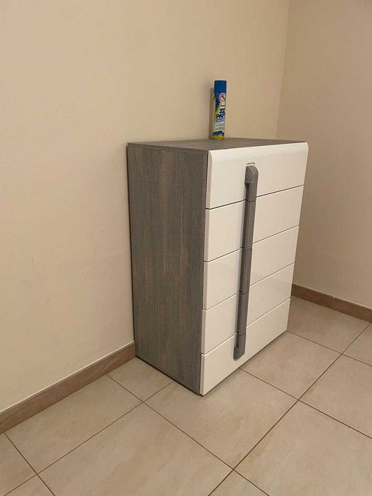 Cómoda moderna 5 gavetas – branco brilho e cinza