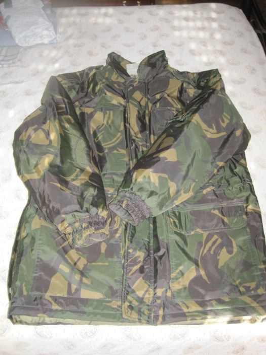 Parka camuflada impermeável