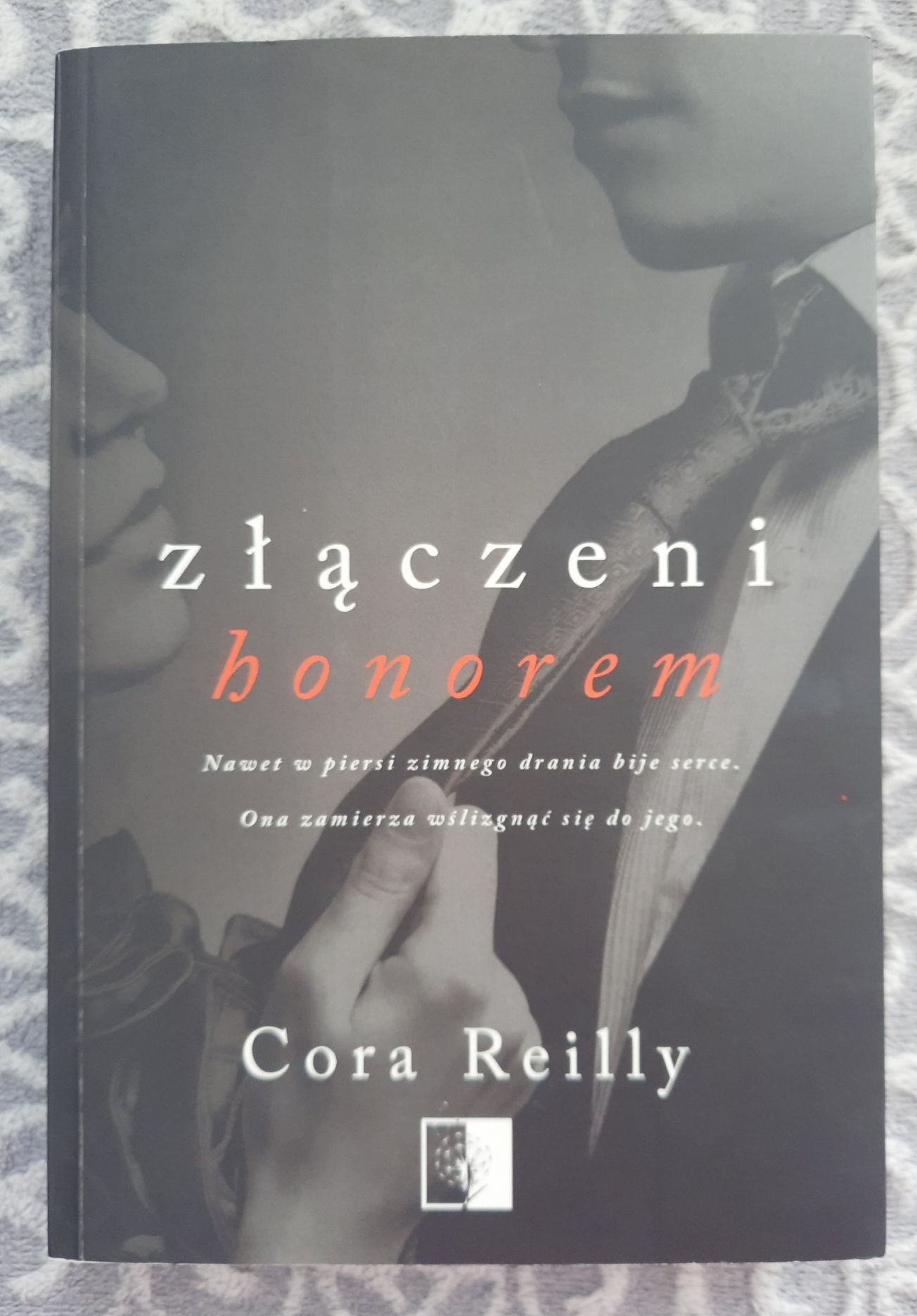 Złączeni honorem Cora Reilly