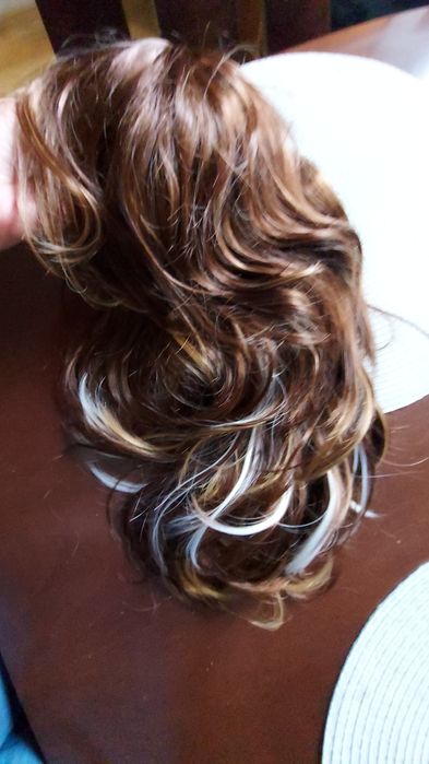 Piękna peruka damska