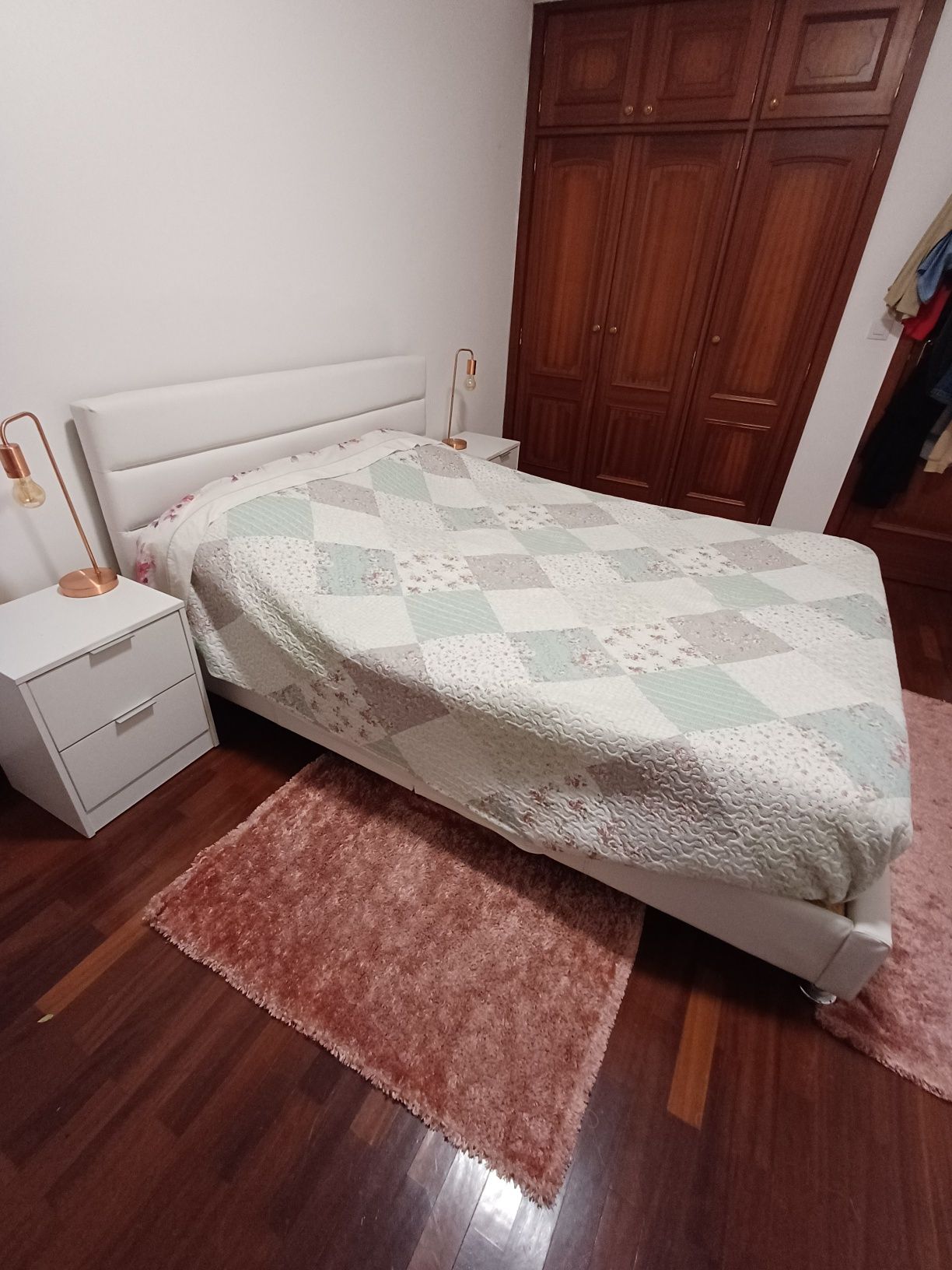 Cama e mesas de cabeceira