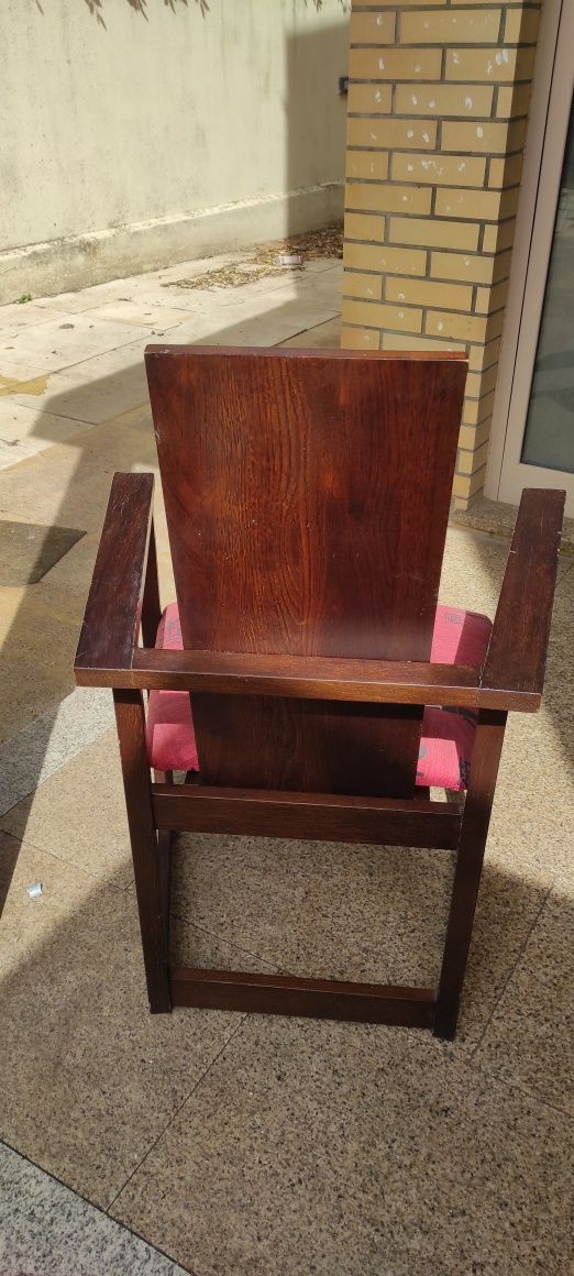 Cadeiras em madeira maciça de design moderno.
