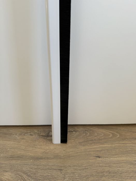 Veda porta adesivo AXTON aluminio com escova 1 metro branco