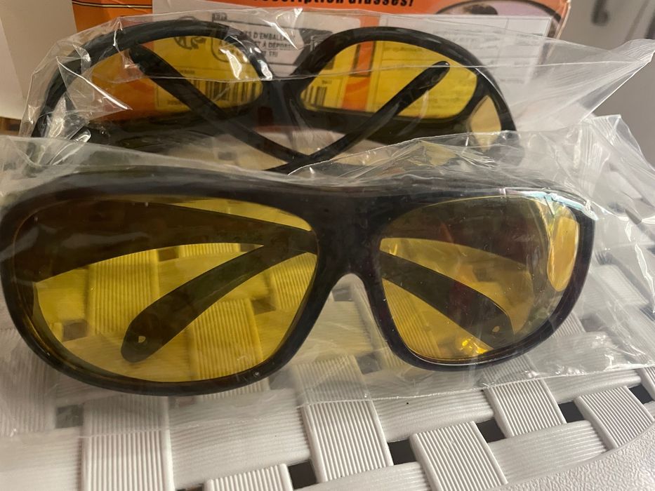 Caixa com 2 óculos de sol HD vision novos