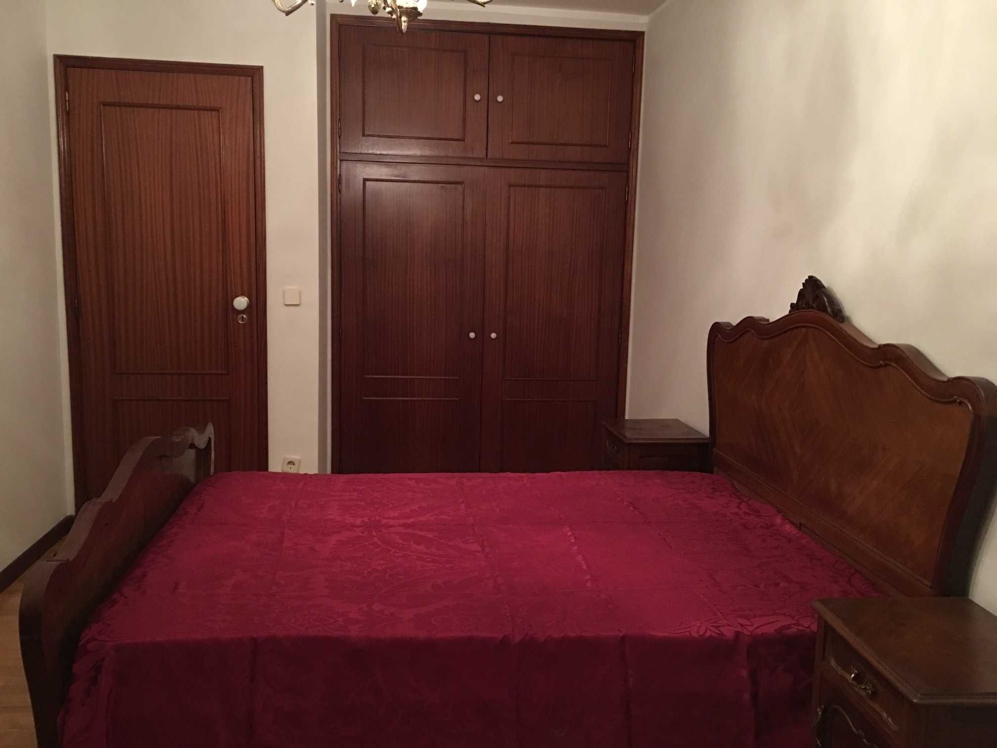 Mobilia de Quarto Queen Anne usada em bom estado
