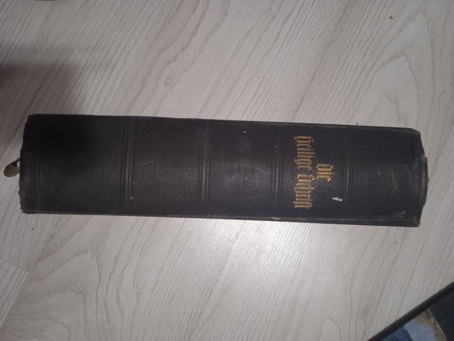 Zabytkowa  Bibllia  - rzadkość .