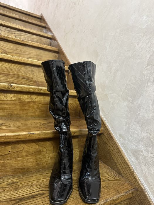 Трендові лакові чоботи на каблуку