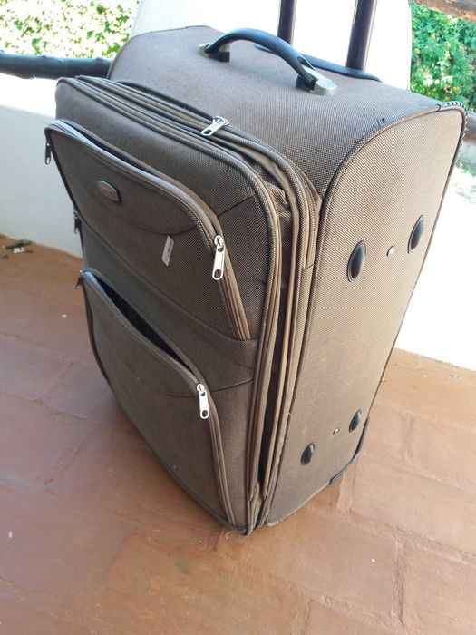 Malas calças polos sandálias colares artigos bem estimados