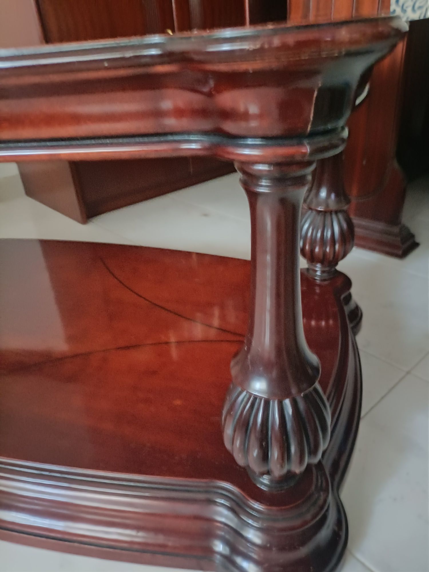 Mesa de Centro com Tampo de Vidro