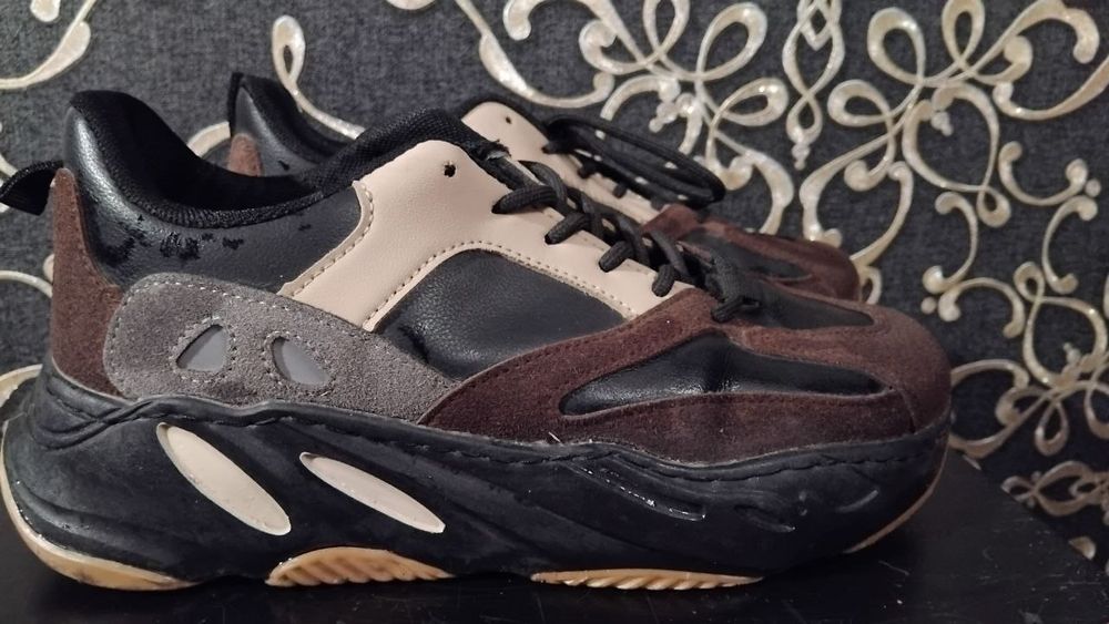 Женские кроссовки и ботфорды