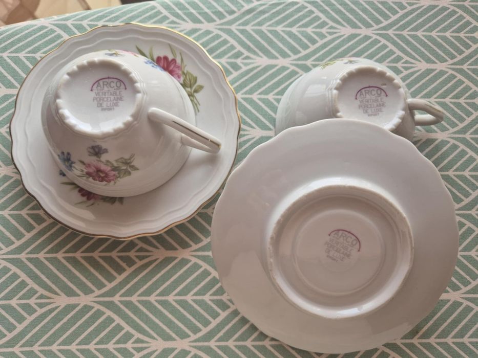 Três chávenas  porcelana