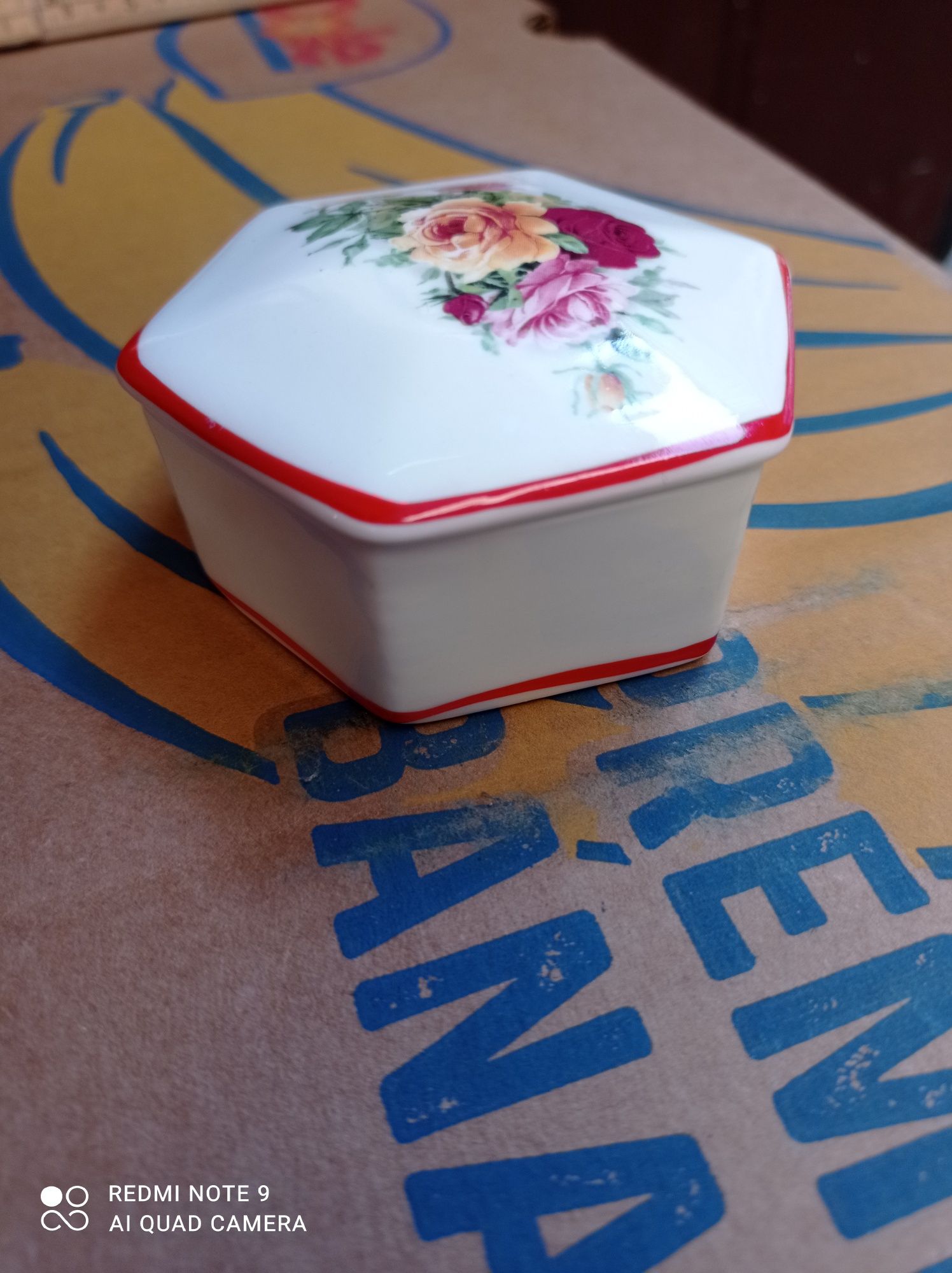 Śliczne puzderko z porcelany Made in England