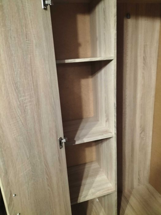 Szafa narożna  na ubrania wiszące i z półkami