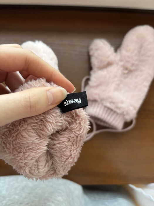 puszyste różowe rękawiczki ze sznurkiem sinsay