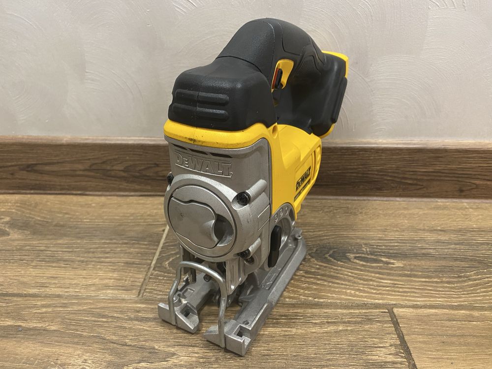 Лобзик DeWalt DCS331