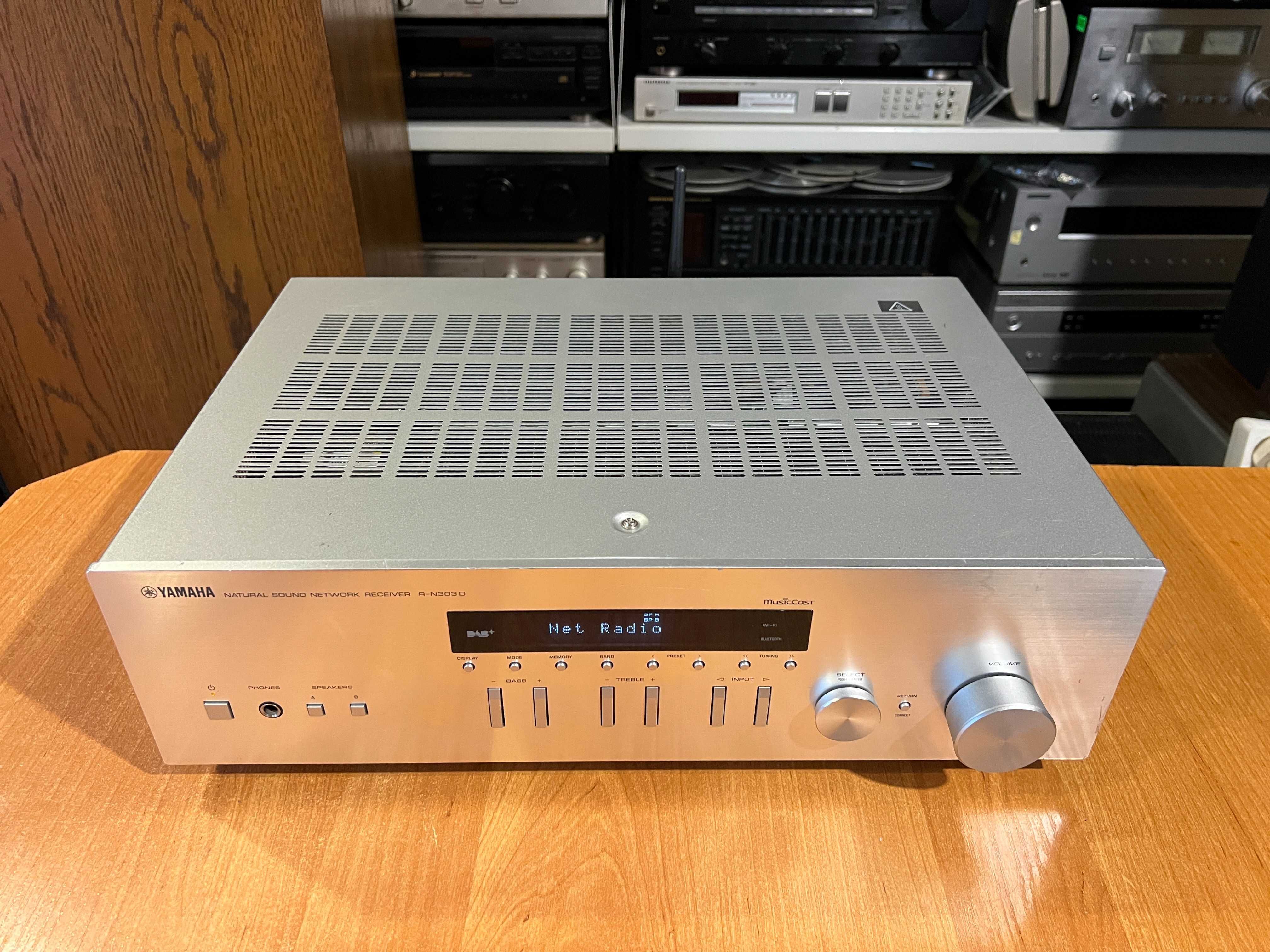 Amplituner stereo Yamaha R-N303D Audio Room