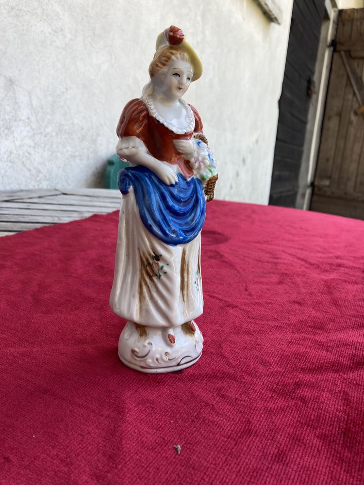 Figurka porcelanowa kobieta