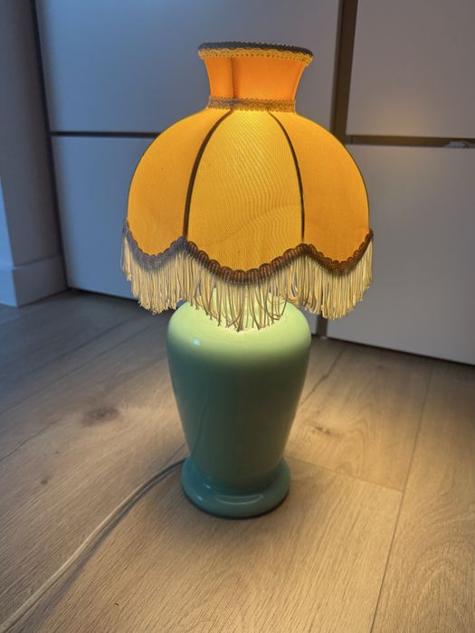 Stylowa lampka vintage z ozdobnym abażurem