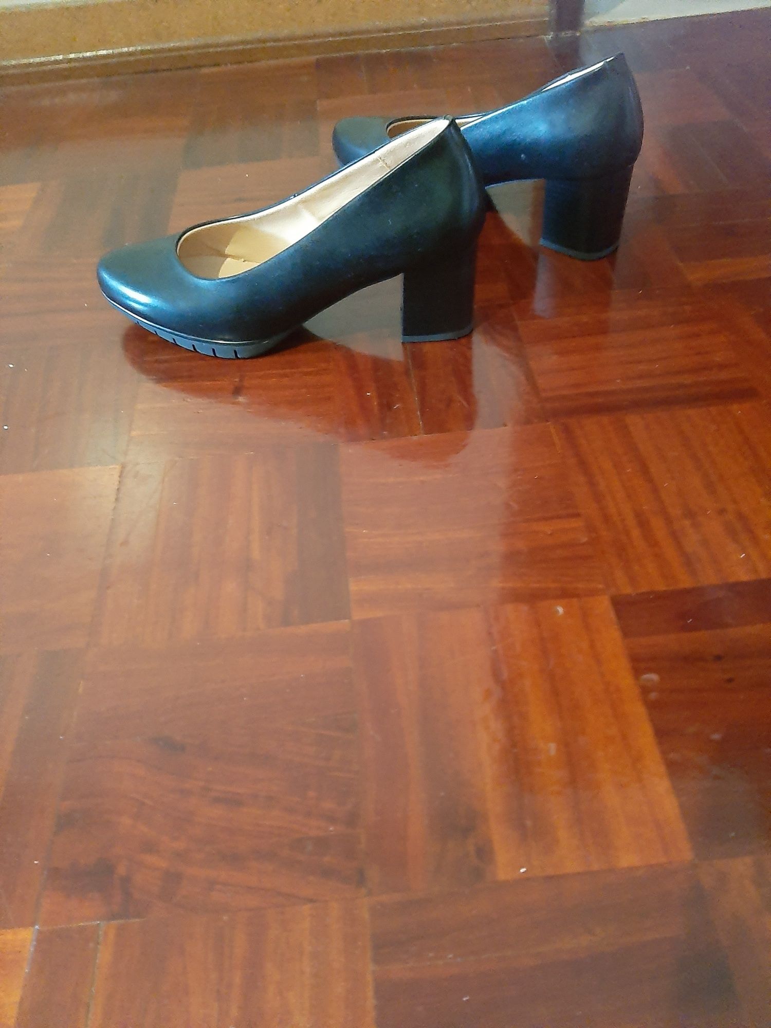 Sapatos pretos novos salto