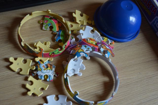 puzzle plastikowe w kształcie kuli