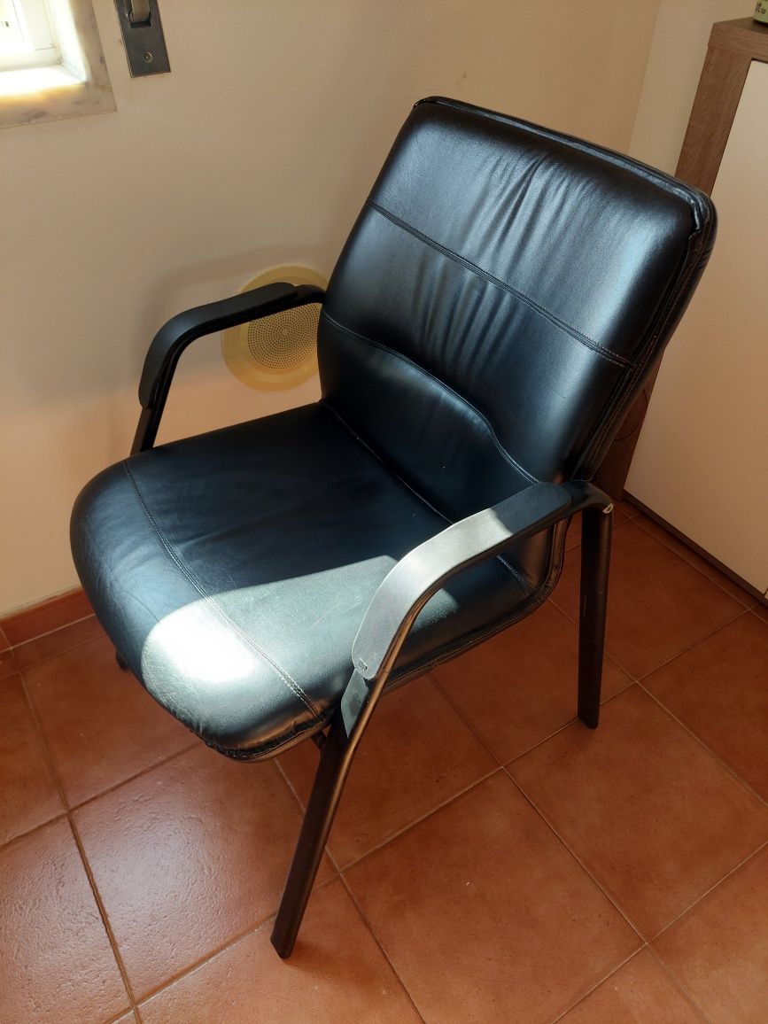Conjunto de 4 cadeiras em pele