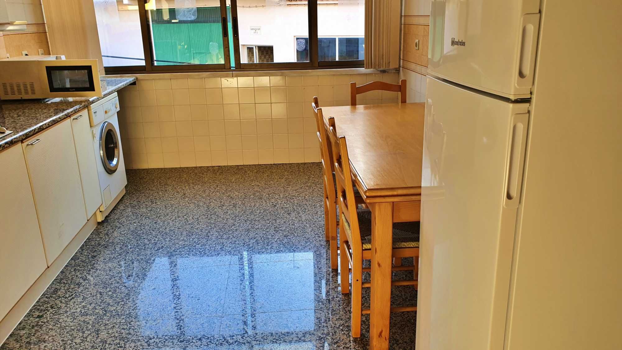 Quarto c/varanda só homens não fumadores tudo incluído 10mnt de Lisboa